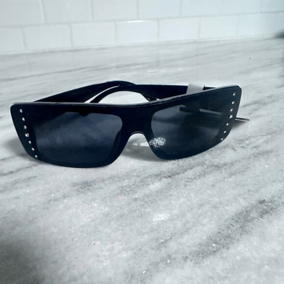 West Loop Black Sporty Sunglasses with Dark Lenses - Picture 1 of 5